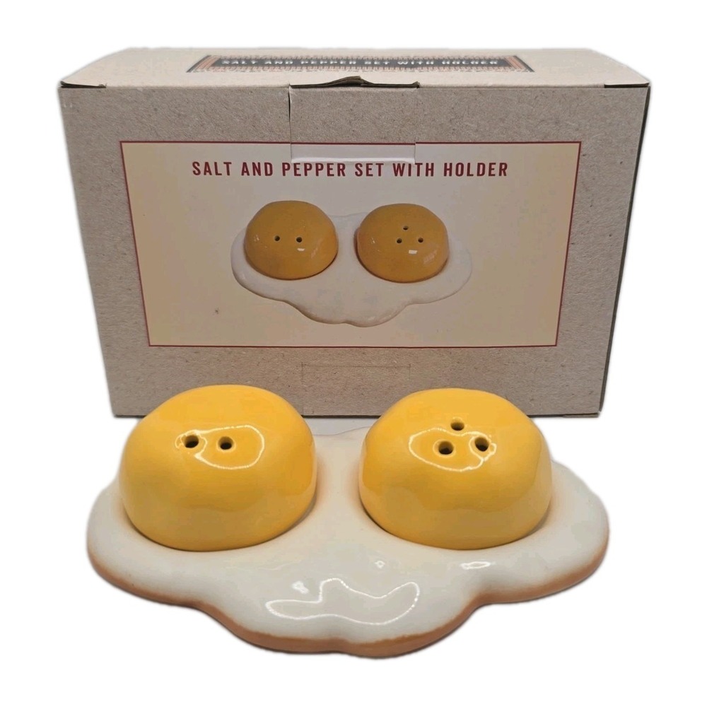Cracker Barrel Collectibles Fried Eggs w/ Holder  Salt & Pepper Set NIB U260